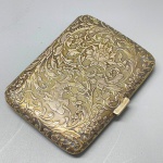 METAL - Linda cigarreira em metal espessurados a prata, ricamente lavrada, decorada com Leão de Veneza, monogramada SC, interor em vermeil. Med. 8x6 cm.