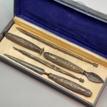 PRATA DE LEI - Conjunto de escritório, sendo 1 abridor de cartas, 1 sinete SC, 1 lápis, 1 caneta tinteiro e 1 espátula, ricamente decorados.