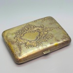 PRATA DE LEI - Cigarreira em prata de lei decorado com relevo floral. Med. 8,5x6 cm e peso??