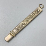 PRATA DE LEI - Antigo porta lápis floral. Med. 8,5 cm e peso 10 grs.