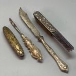 PRATA DE LEI - Antiga escova e pente com capa em prato, lavrados com motivos florais, dobrável, mata borrão e 2 espátulas. Med. 6 cm.