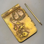 METAL - Antigo e bloco de viagem em metal espessurado a prata, floral e torre Eiffel com caneta. Med. 10x6 cm.