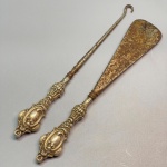 PRATA DE LEI - Kit de calçador decorados com relevo de rosas. Alt. 17 cm.