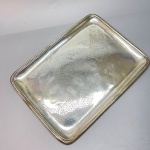 PRATA DE LEI - Graciosa travessa em prata de lei, com fundo lavrado com peixes, borda em relevo. Med. 28x20 cm e peso 415 grs.