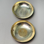 PRATA DE LEI - Lote de 2 cinzeiros com moedas no fundo. Med. 2x7 cm e peso 75 grs.