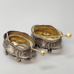 PRATA DE LEI - Lote de 2 porta temperos em prata de lei, com reciepiente de cristal, fundo lapidadp, porém um não original. Med. 3x5x3 cm e peso 25 grs.