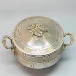 PRATA DE LEI - Açucareiro em prata de lei francesa, contraste Cabeça de Mercúrio, ricamente decorado, interior levemente em vermeil. Med. 8x13x10 cm e peso 200 grs.