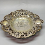 PRATA DE LEI - Centro de mesa em prata alemã, interior com querubins, contraste 800 mls, borda vazada, elevada por 4 pés. Med. 5x28x15 cm e peso 445 grs.