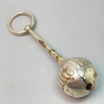 PRATA DE LEI - Antigo chocalho contraste STERLING, antiga marca de solda, apresenta amassados. Med. 14 cm e peso 40 grs.