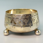 PRATA DE LEI - Delicado potinho, ricamente lavrado, elevado por 3 pés, cantraste em prata inglesa. Peso 40 grs.