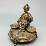 PRATA DE LEI - Bela escultura de oriental sentadocom 2 cestos, sobre base teípode. Med. 18x6,5 cm e peso 185 grs.