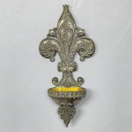 METAL - Miniatura de porta água benta e flor de lis, lavrado e cinzelado com bela pátina natural. Med. 11x5 cm e peso 35 grs.