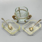 DIVERSOS - Recipiente em demi cristal com suporte em metal espessurado a prata e 2 saleiros em cristal com cenas na base, colheres em prata de lei. Med. 5x6 cm e 7x5 cm. Peso 5 grs.
