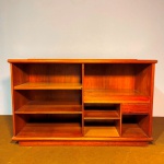 MOBILIÁRIO - Aparador em madeira nobre,, frente aberta com 4 prateleiras, 1 gaveta e 1 gavetinha. Med. 92x145x55 cm. Marcas do tempo e de uso. Móveis Usados - Lote de móvel antigo e usado, podendo apresentar marcas de uso e desgaste natural do tempo. Há possibilidade de danos ocultos e ou outras imperfeições.  Não há garantia ou possibilidade de devolução após a aquisição. Recomenda-se inspeção prévia.