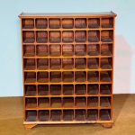 MOBILIÁRIO - Delicada adega em madeira nobre para 56 garrafas. Med. 92x72x25 cm. Marcas do tempo e de uso. Móveis Usados - Lote de móvel antigo e usado, podendo apresentar marcas de uso e desgaste natural do tempo. Há possibilidade de danos ocultos e ou outras imperfeições.  Não há garantia ou possibilidade de devolução após a aquisição. Recomenda-se inspeção prévia.