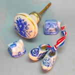 DIVERSOS - Lote de 5 bibelôs em porcelana azul e branca, tamancos holandesas, 2 casinhas e 1 maçaneta. Med. 2,5cm e 4 cm.