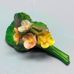 DIVERSOS - Lindo ramo de flores e folhas em porcelana VISTA ALEGRE. Med. 4x9x5 cm. Bicados.