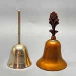 METAL - Lote de 2 sinete, sendo um metal dourado e um espessurado a prata. Alt. 10 cm.