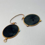 COLECIONISMO - Antigo Pincenê (Pince-nez) com Lentes Escuras. Óculos de sol vintage, modelo sem hastes, fixação por clipe nasal. Med. 9 cm.