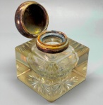 CRISTAL - Antigo tinteiro em cristal, tampa monogramada. Med. 11x9x9 cm. Marcas do tempo e de uso.