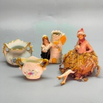 PORCELANA - Lote de 3 vazinhos e boneca com corpo e pernas em porcelana saia com enchimento e tecido. Med. 10x5 cm.