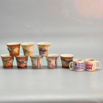 DIVERSOS - Lote de 8 copinhos e 2 canecas, sendo e 4 Satsumo. Fios de cabelo. Med. 4 e 3,5 cm.  Bicados.