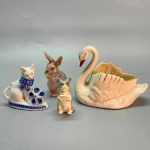DIVERSOS - Lote de cisne, 2 gatos e coelho. Med. 10 cm e 6 cm. Colado.