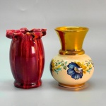 DIVERSOS - Lote de 2 vasinhos, sendo 1 inglês decorado com flores em azul e dourado e 1 em cerâmica. Med. 8 cm.