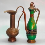 METAL - Lote de 2 jarras, sendo 1 esmaltada ISRAEL. Alt. 14 cm.