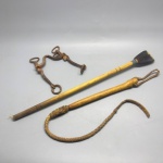 DIVERSOS - Calçadeira, chicote e freio, diversos. Marcas do tempo e de uso.