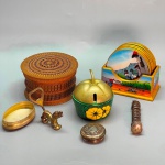 DIVERSOS - Porta descansos de copo, porta joias oriental, açucareiro, 2 tampas, 1 abridor de garrafas e 1 peça torneada. Med. 7x12 cm e 5 cm.