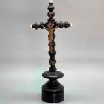 ARTE SACRA - Crucifixo em madeira torneada com Cristo em metal. Med. 25 cm.