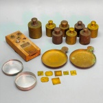 COLECIONISMO - Lote de 8 pesos em bronze, 4 pesos menores e 7 pesos para ourives, chapas e 2 pratinhos.