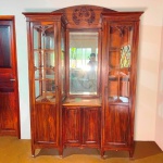 MOBILIÁRIO - Belo louceiro e cristaleira em madeira nobre com parte superior de 2 colunas em vidro, espelhos, meio com tampo de mármore, 2 gavetas e 2 portas de vidros bisotados. Med. 220x150x155 cm. Trincados e faltas. Móveis Usados - Lote de móvel antigo e usado, podendo apresentar marcas de uso e desgaste natural do tempo. Há possibilidade de danos ocultos e ou outras imperfeições.  Não há garantia ou possibilidade de devolução após a aquisição. Recomenda-se inspeção prévia.