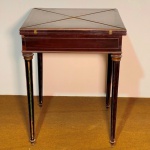 MOBILIÁRIO - Mesa de jogo filetada, detalhes em bronze, feltro na parte interna.  Med. aberta 74x82x82 cm e fechada 74x58x58 cm. Móveis Usados - Lote de móvel antigo e usado, podendo apresentar marcas de uso e desgaste natural do tempo. Há possibilidade de danos ocultos e ou outras imperfeições.  Não há garantia ou possibilidade de devolução após a aquisição. Recomenda-se inspeção prévia.