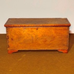 MOBILIÁRIO - Antigo baú em madeira nobre clara, estilo rústico. Necessita restauro. Med. 43x91x40 cm. No estado. Móveis Usados - Lote de móvel antigo e usado, podendo apresentar marcas de uso e desgaste natural do tempo. Há possibilidade de danos ocultos e ou outras imperfeições.  Não há garantia ou possibilidade de devolução após a aquisição. Recomenda-se inspeção prévia.