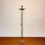 ABAJUR - Luminária de chão, todo em bronze, coluna retorcida, base circular e 3 patas de leão, luminária para 3 pontos de luz. Alt. 153 cm. Não testado e sem garantia.