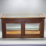 MOBILIÁRIO - Vitrine em madeira com tampo, laterais e 2 portas em vidros, estrutura em madeira nobre, Med. 30x62x28 cm. Móveis Usados - Lote de móvel antigo e usado, podendo apresentar marcas de uso e desgaste natural do tempo. Há possibilidade de danos ocultos e ou outras imperfeições.  Não há garantia ou possibilidade de devolução após a aquisição. Recomenda-se inspeção prévia.