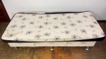 MOBILIÁRIO - Cama de solteiro, modelo box, acompanha colchão. Móveis Usados - Lote de móvel antigo e usado, podendo apresentar marcas de uso e desgaste natural do tempo. Há possibilidade de danos ocultos e ou outras imperfeições.  Não há garantia ou possibilidade de devolução após a aquisição. Recomenda-se inspeção prévia.