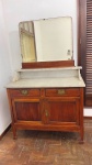 MOBILIÁRIO - Móvel toilette de madeira nobre, duas gavetas e duas portas, tampo de mármore e espelho bisotado. Med. 167x103x51 cm. Móveis Usados - Lote de móvel antigo e usado, podendo apresentar marcas de uso e desgaste natural do tempo. Há possibilidade de danos ocultos e ou outras imperfeições.  Não há garantia ou possibilidade de devolução após a aquisição. Recomenda-se inspeção prévia.