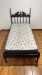 MOBILIÁRIO - Cama de solteiro em madeira nobre torneada. Med. 120x98x198 cm. Marcas do tempo. Móveis Usados - Lote de móvel antigo e usado, podendo apresentar marcas de uso e desgaste natural do tempo. Há possibilidade de danos ocultos e ou outras imperfeições.  Não há garantia ou possibilidade de devolução após a aquisição. Recomenda-se inspeção prévia.