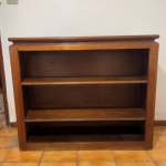 MOBILIÁRIO - Aparador em madeira nobre com prateleiras internas, frente aberta. Med. 100x120x35 cm.