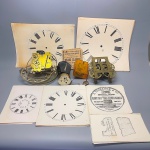 RELÓGIOS - Lote de peças de relógios diversas, sendo máquinas, mostradores em papel e outras peças diversas.