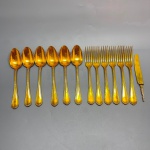 FAQUEIRO - Parte de faqueiro composto de 6 colheres de sopa e 6 garfos, com banho dourado.