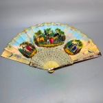 COLECIONISMO - Antigo leque em marfim e madreperola, ricamente decorado com incrustrações em prata e ouro, delicadas folhas em seda, decorada ao centro cena galante com carruagem policromado. Med. fechado 27 cm. Desgastes e pequenas faltas. Necessita restauro.