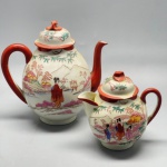 PORCELANA - Parte de jogo de chá em delicada e fina porcelana oriental, dita CASCA DE OVO, ricamente decorado, pintado a mão com decoração de gueixas e paisagens. Composto de: Bule e leiteira. Marcas do tempo e de uso.