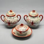 PORCELANA - Parte de jogo de chá em delicada e fina porcelana oriental, dita CASCA DE OVO, ricamente decorado, pintado a mão com decoração de gueixas e paisagens. Composto de: açucareiro, porta gengibre e manteigueira. Marcas do tempo e de uso.