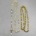 DIVERSOS - Lote de terço e colar em madrepérola, antigos. Marcas do tempo.