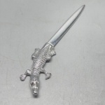 DIVERSOS - Abridor de cartas em formato de jacaré em metal espessurado a prata.