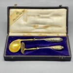 FAQUEIRO - Lote de 2 talheres infantis com cabos em prata contraste 800 mls a prata e vermeil. Marcas do tempo, de uso e desgastes.